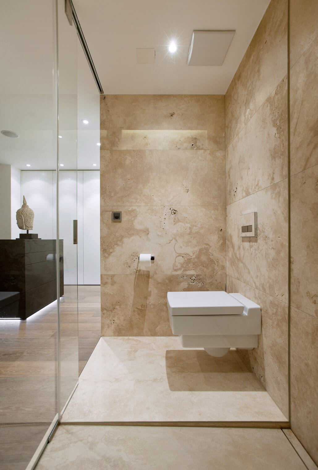 Offenes Bad in Travertin mit begehbarer Dusche