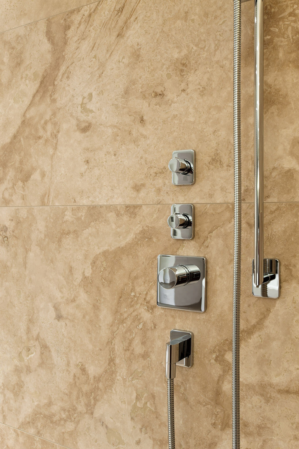 Offenes Bad in Travertin mit begehbarer Dusche