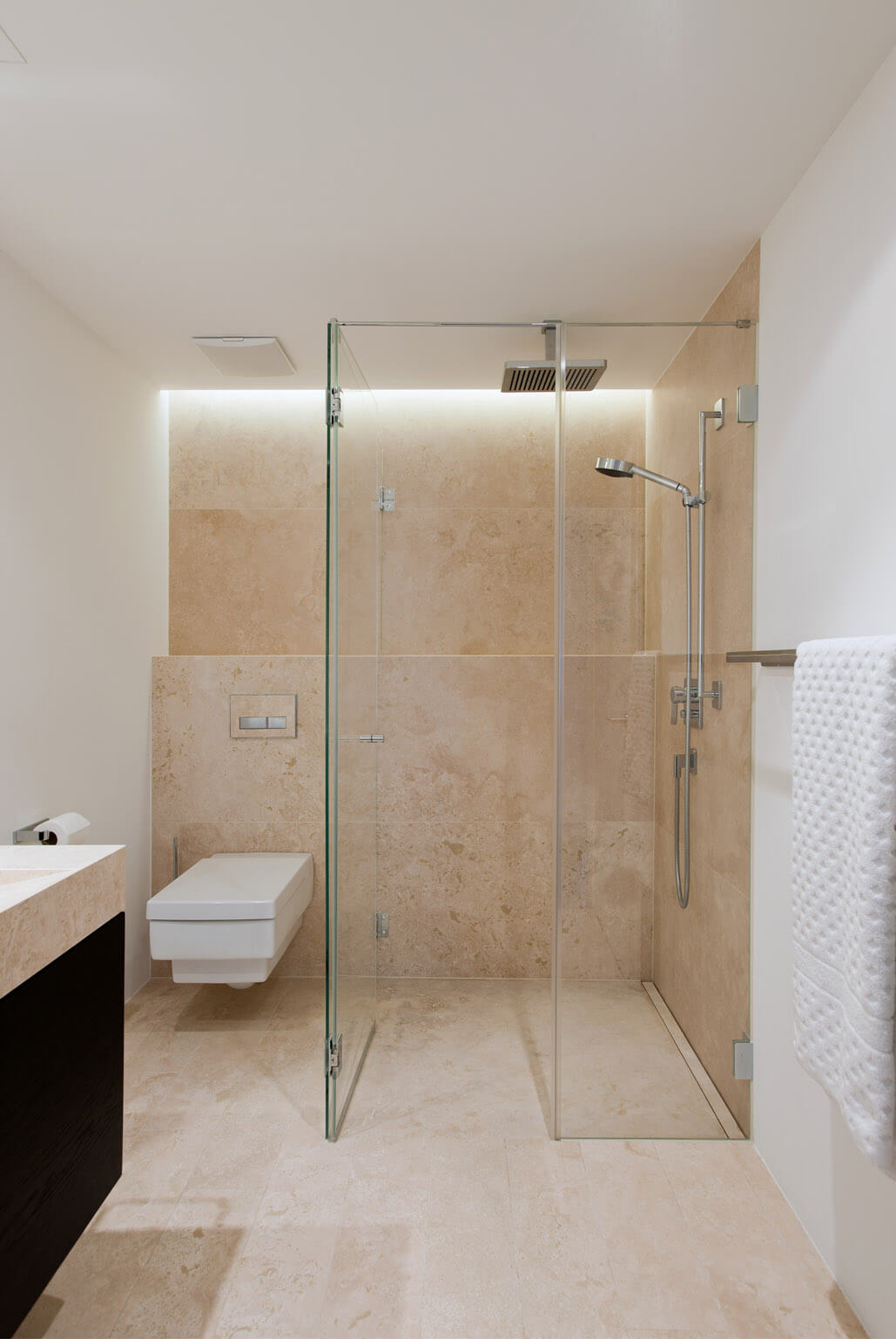 Offenes Bad in Travertin mit begehbarer Dusche