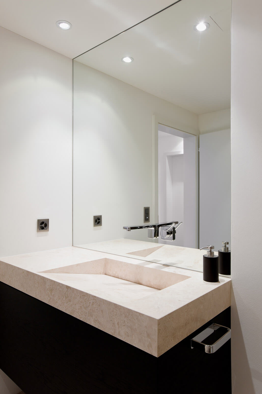 Offenes Bad in Travertin mit begehbarer Dusche