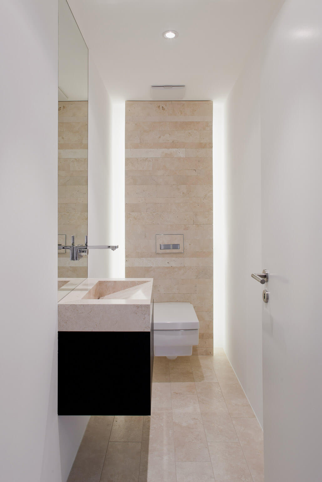 Offenes Bad in Travertin mit begehbarer Dusche