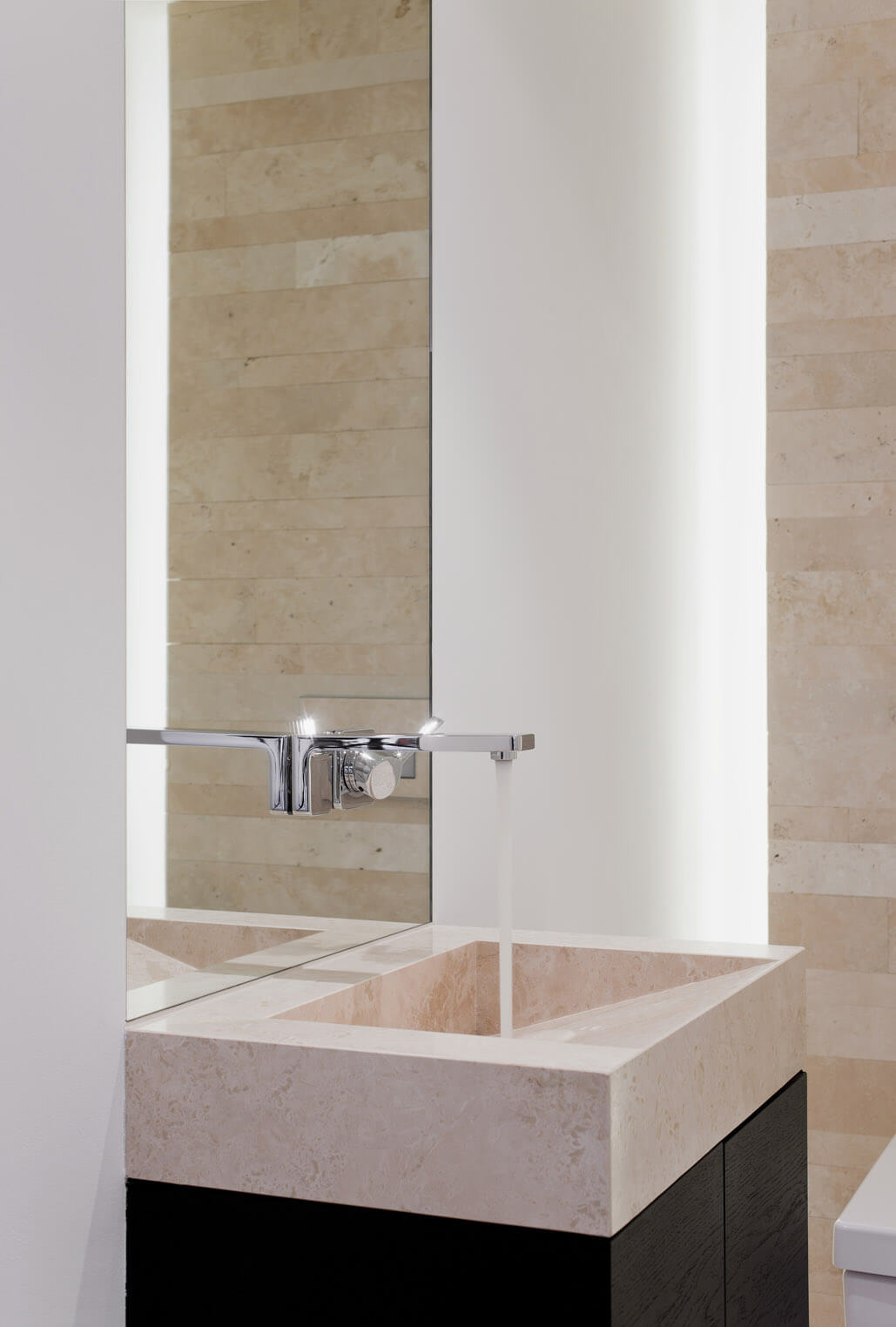 Offenes Bad in Travertin mit begehbarer Dusche