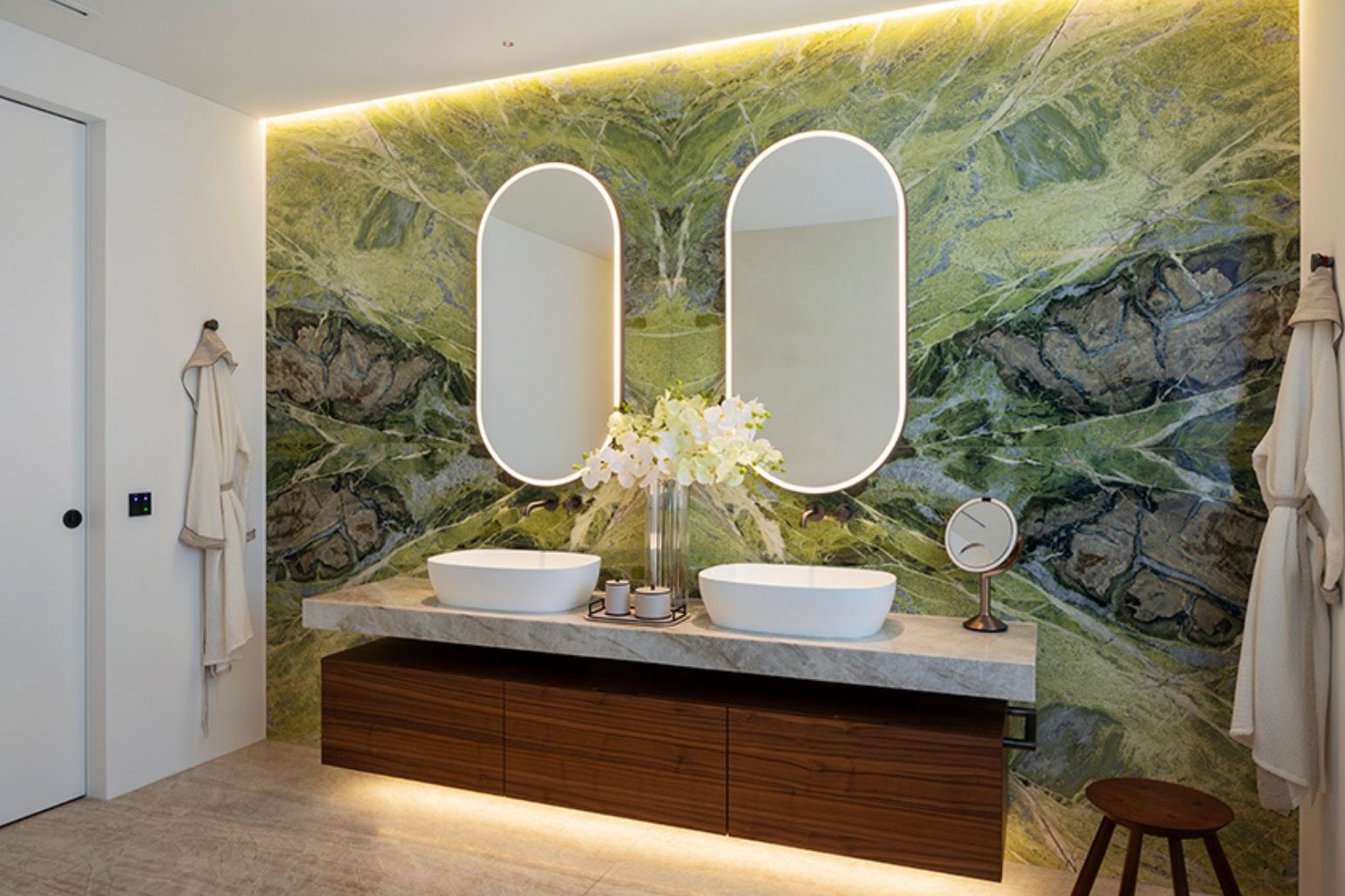 Natursteinbad mit «Irish Green» und «Taj Mahal»