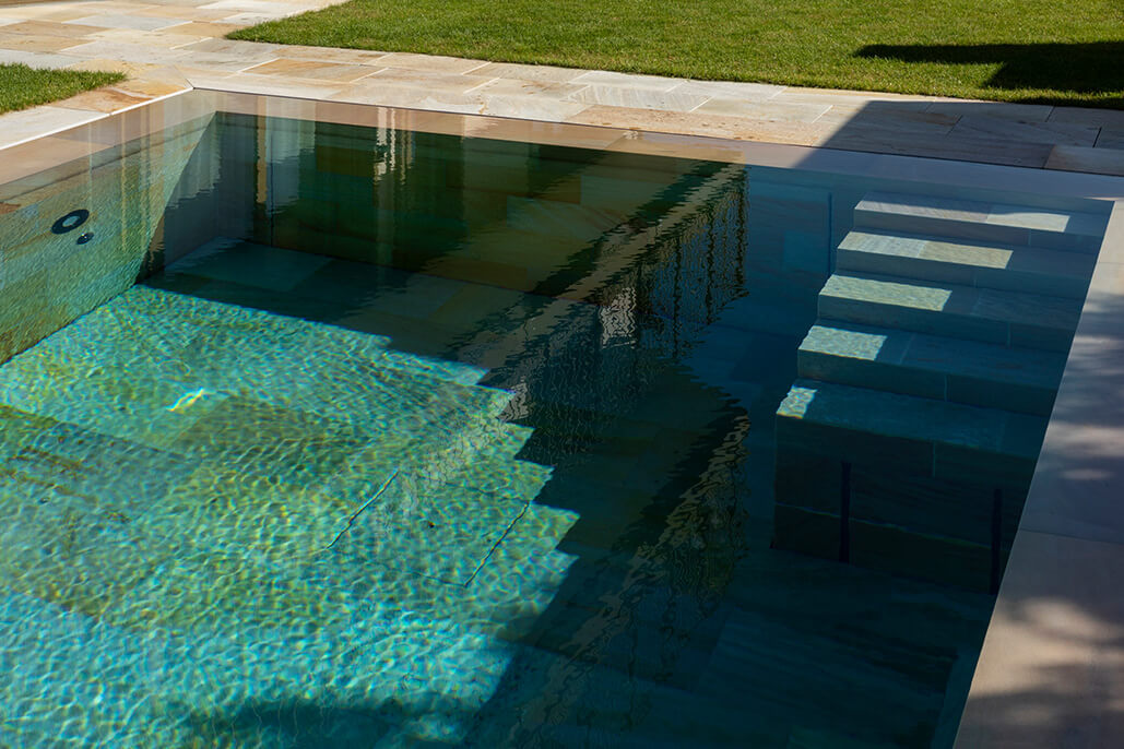 infinity naturstein pool mit hubboden