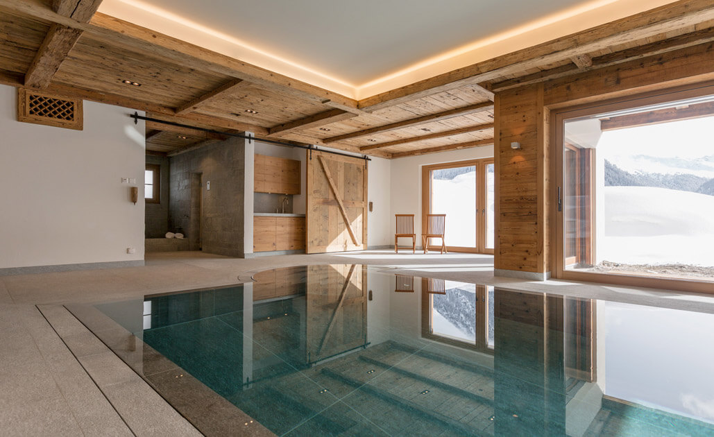 Naturstein Pool im Chalet