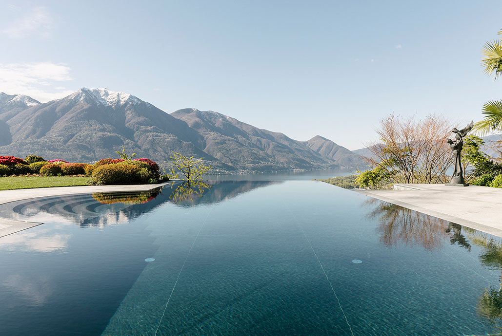 naturstein pool mit sicht in die unendlichkeit 19