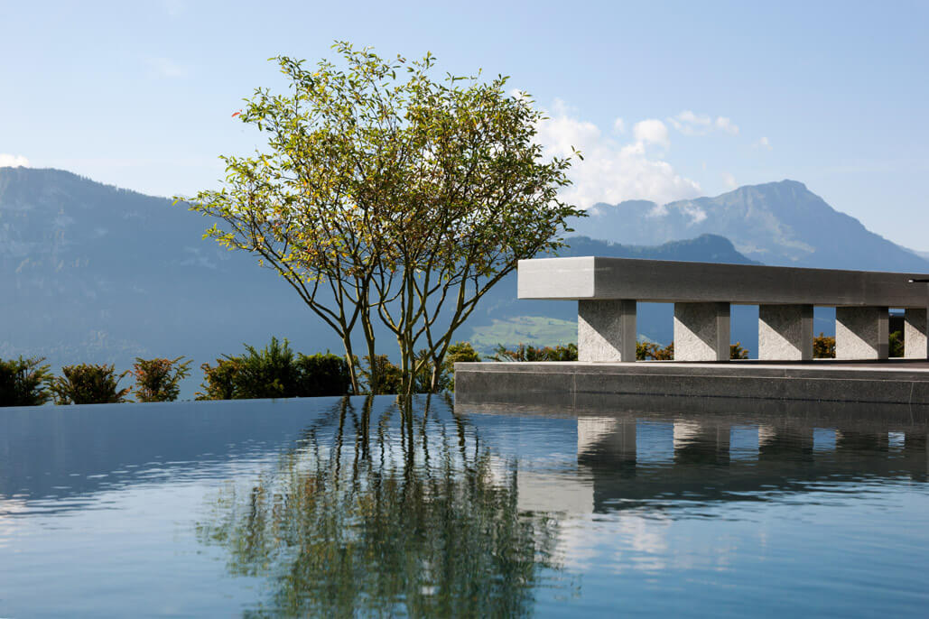 Schwimmbecken an Hanglage mit Seeblick