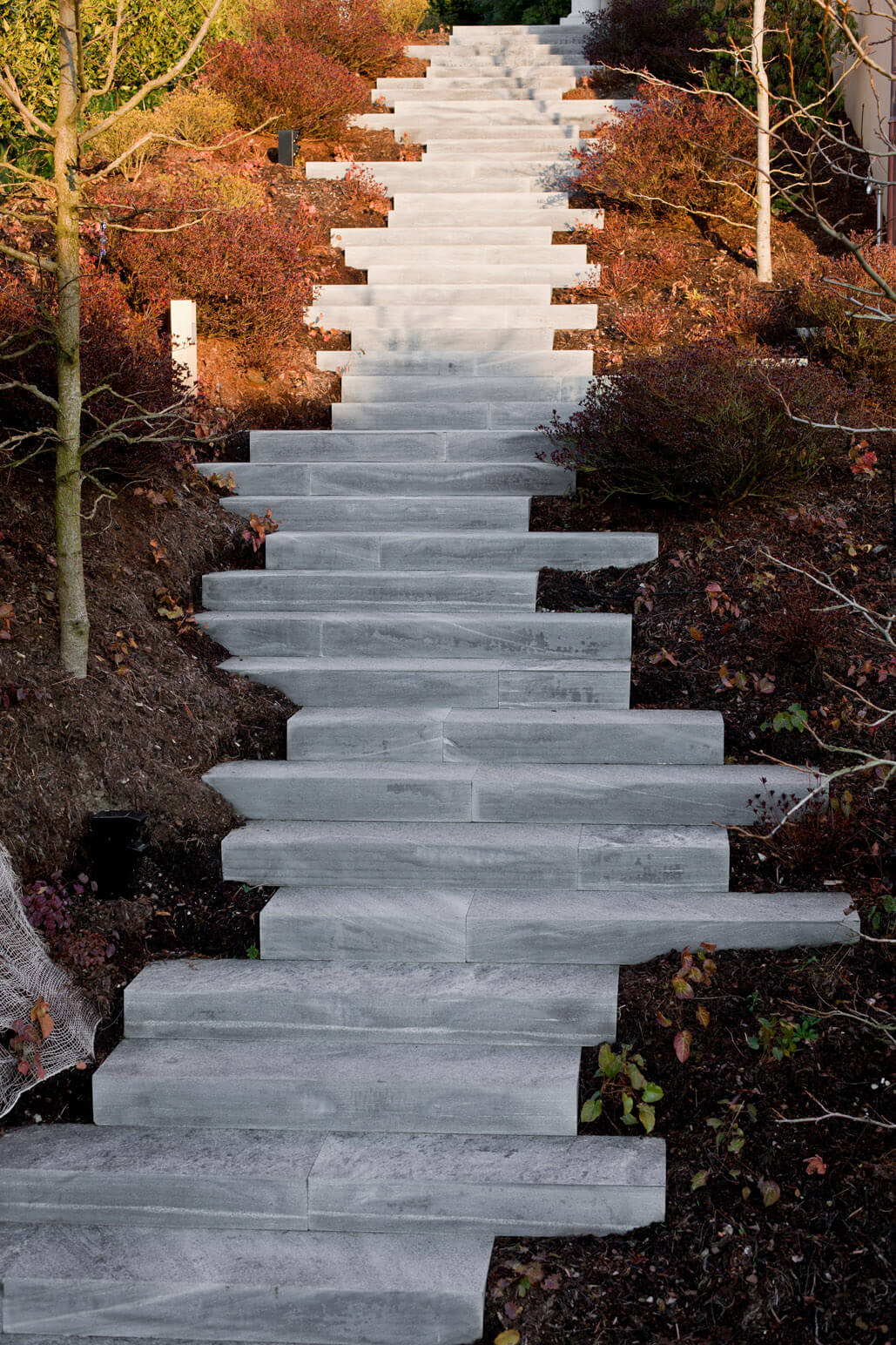 Aussentreppe mit Blockstufen in Gneis