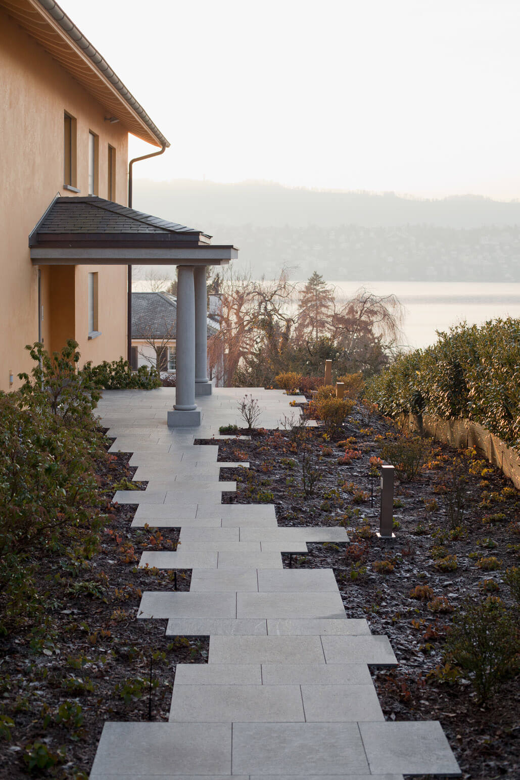 Aussentreppe mit Blockstufen in Gneis