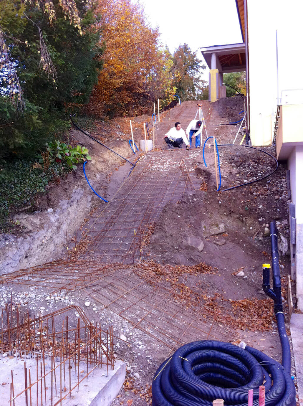 Aussentreppe mit Blockstufen in Gneis