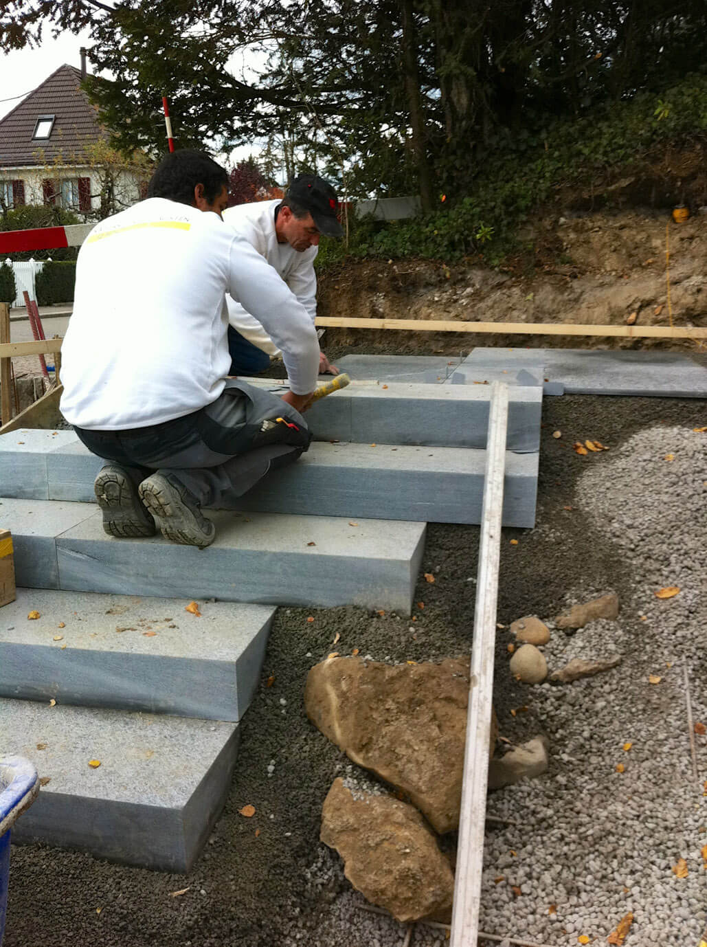 Aussentreppe mit Blockstufen in Gneis