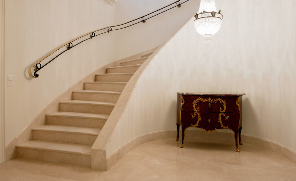 Klassische Villa mit Marmortreppe