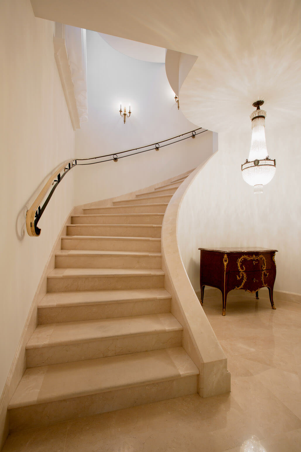 Klassische Villa mit Marmortreppe