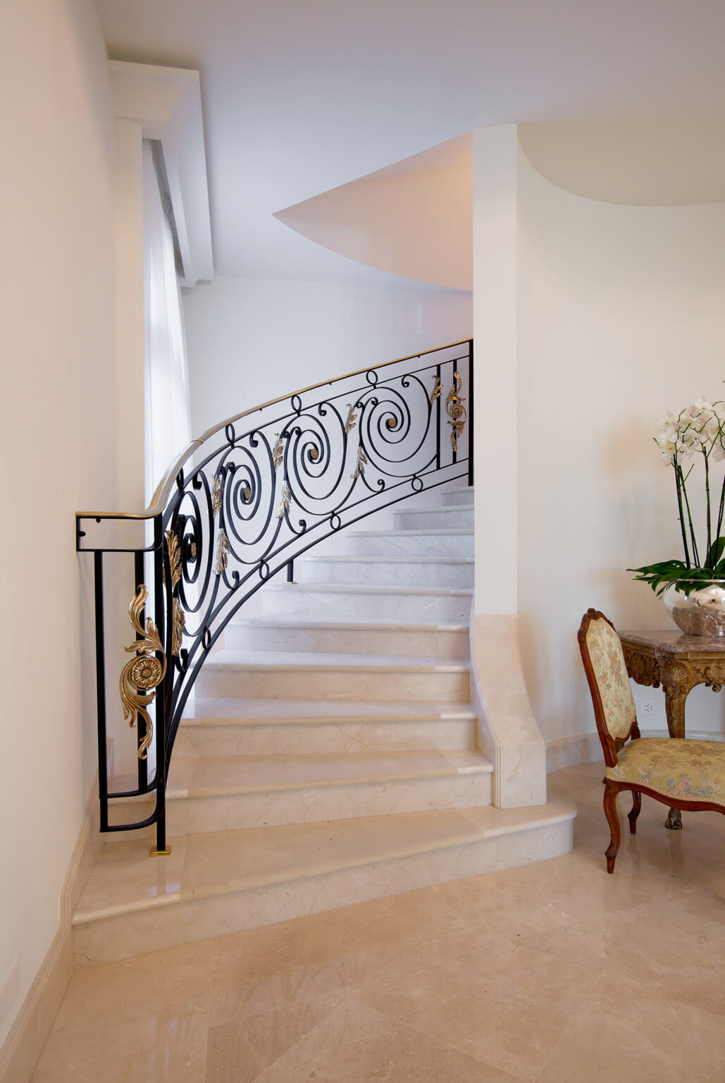 Klassische Villa mit Marmortreppe