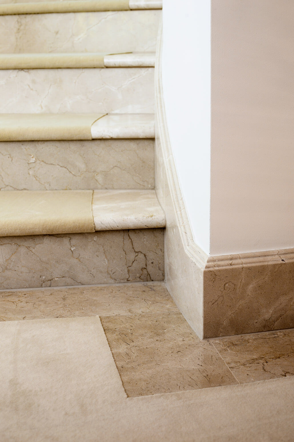 Klassische Villa mit Marmortreppe