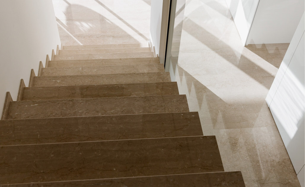 Modernes Haus mit Innentreppe aus Marmor