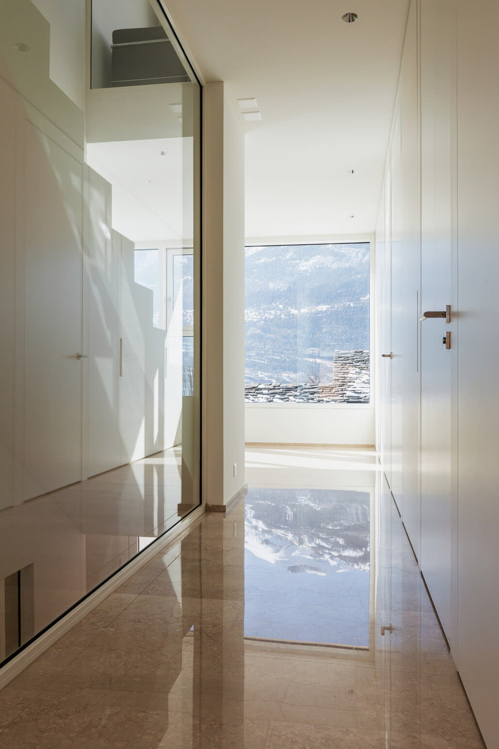 Modernes Haus mit Innentreppe aus Marmor