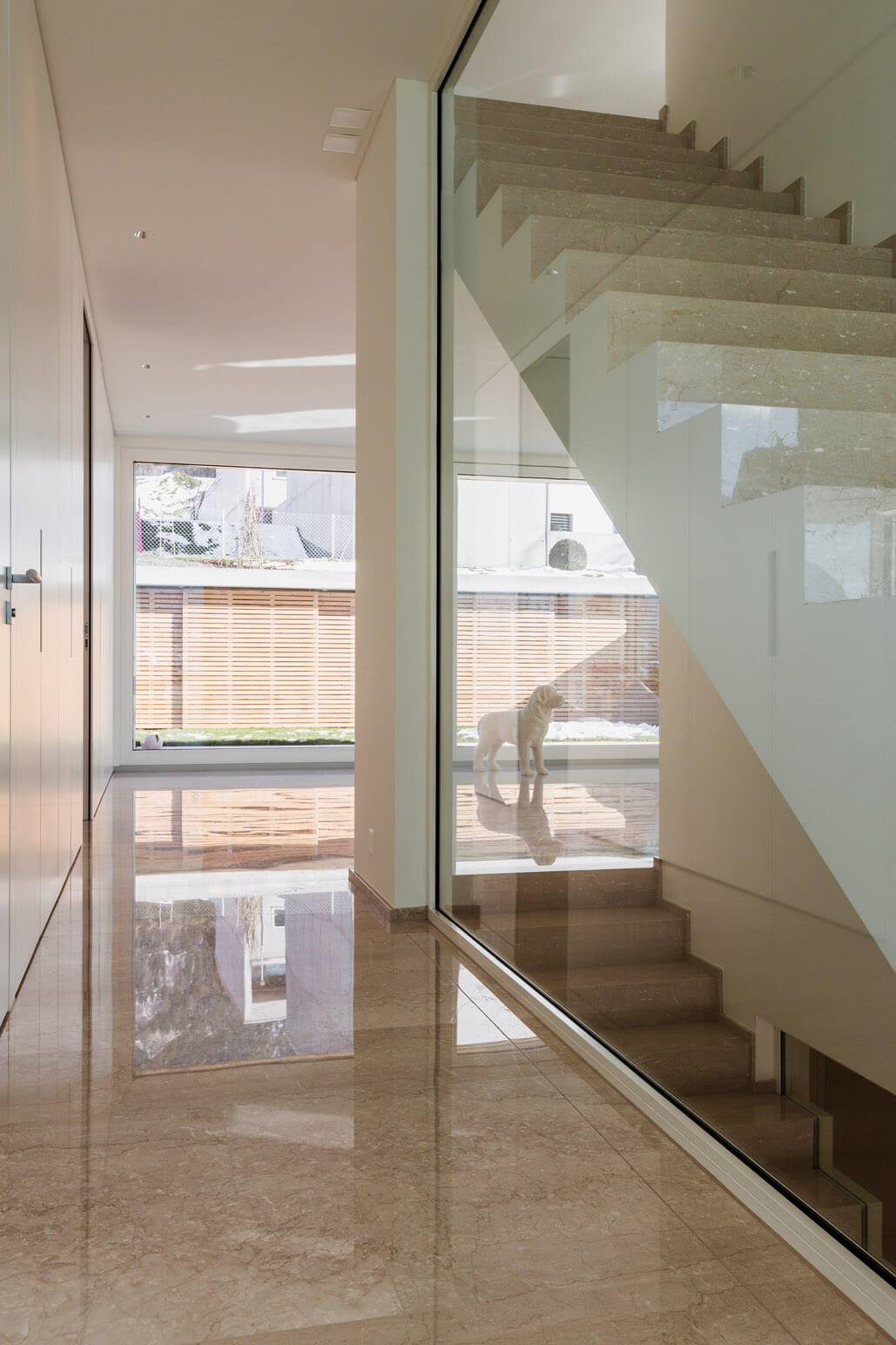 Modernes Haus mit Innentreppe aus Marmor