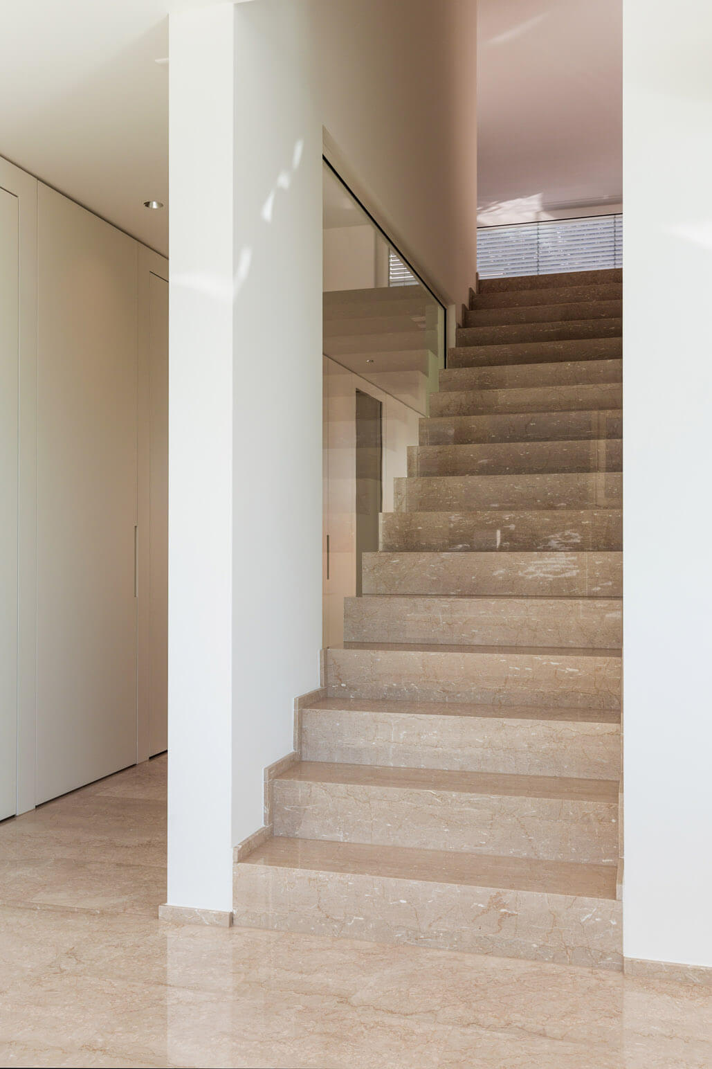 Modernes Haus mit Innentreppe aus Marmor