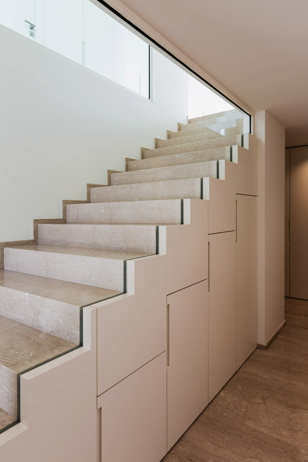 Modernes Haus mit Innentreppe aus Marmor