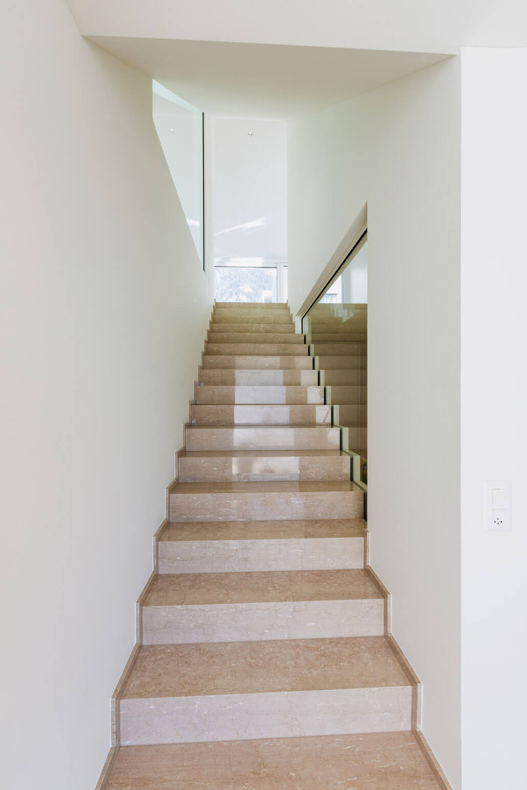 Modernes Haus mit Innentreppe aus Marmor