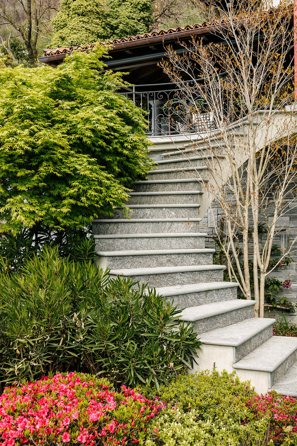 Privatvilla mit Wendeltreppe in Naturstein