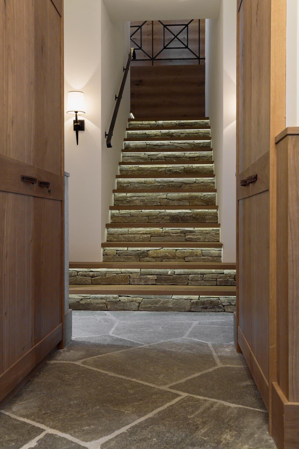 Treppe in Naturstein mit unterleuchteten Tritten