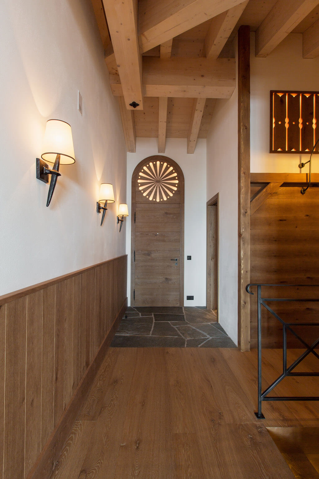 Treppe in Naturstein mit unterleuchteten Tritten