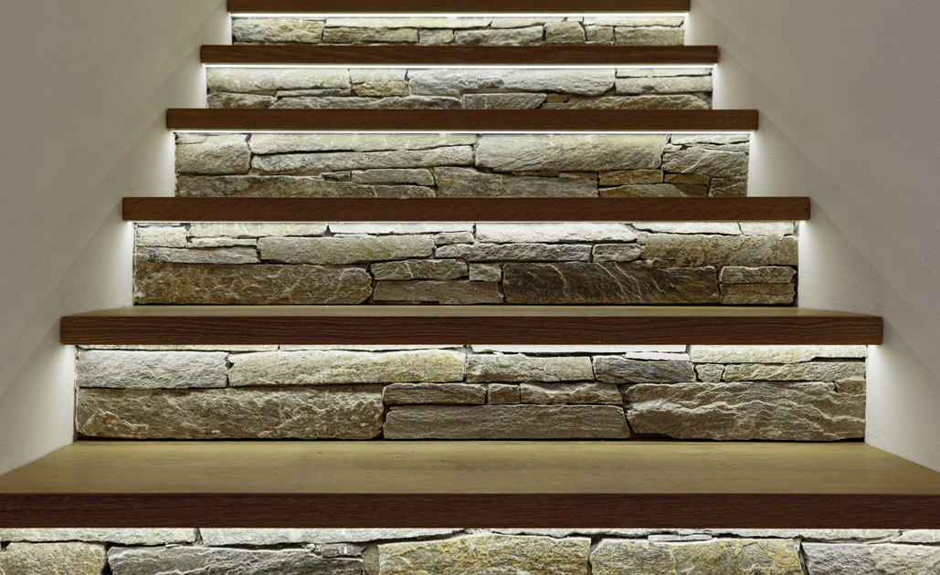 Treppe in Naturstein mit unterleuchteten Tritten
